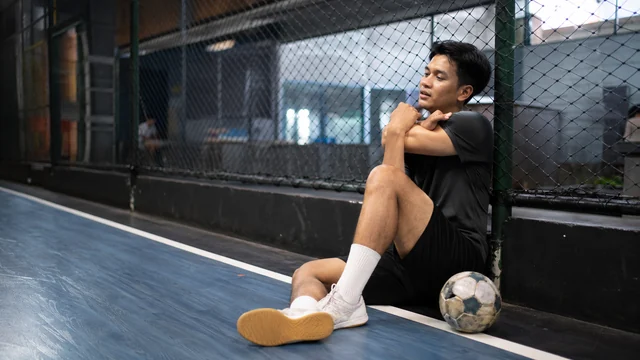 Pemain futsal pemula beristirahat setelah pertandingan pertama
