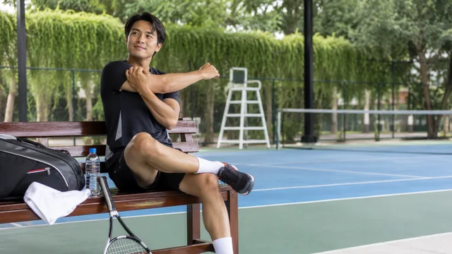 Pemain tenis pemula istirahat setelah main tenis pertama kali
