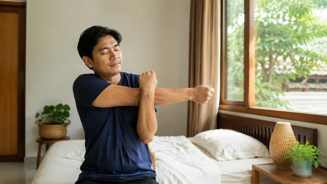 Orang dewasa beristirahat sambil melakukan peregangan ringan saat badan ngilu