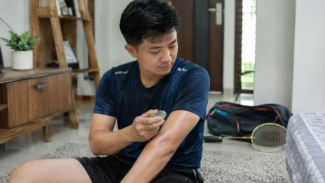 Cara memakai minyak oles setelah main badminton pada area lengan