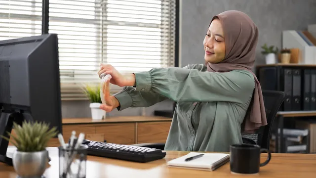 Cara peregangan ringan di meja kerja untuk pekerja kantor