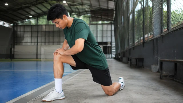 Pemain futsal melakukan cooldown setelah bermain