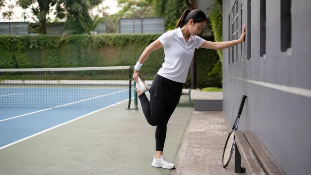 Pemain tenis melakukan cooldown dengan peregangan setelah bermain