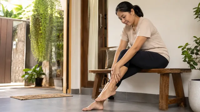 Orang dewasa meregangkan kaki setelah berdiri dan berjalan lama