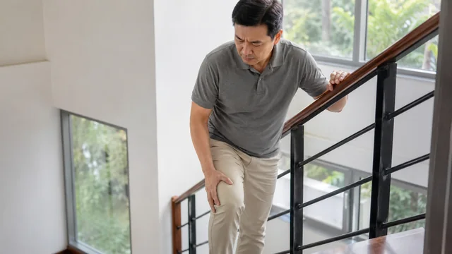 Lutut tidak nyaman saat naik turun tangga dengan pegangan railing