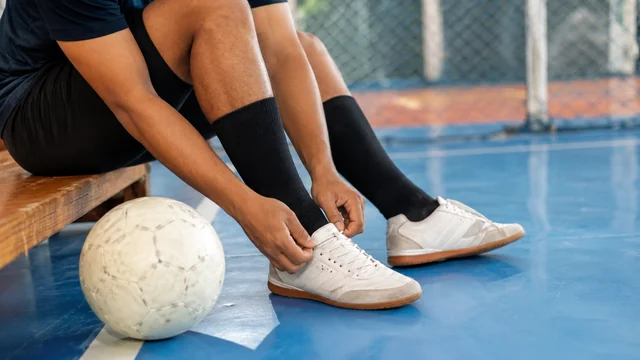 Pergelangan kaki pemain futsal terlihat saat melepas sepatu setelah bermain