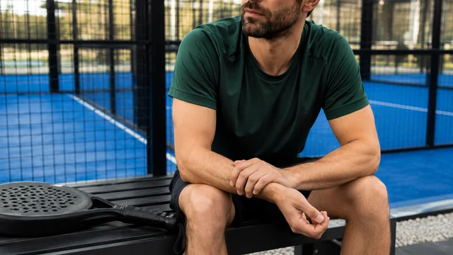 Pemain padel menggerakkan pergelangan tangan perlahan setelah bermain