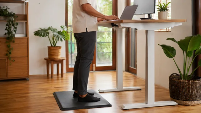 Standing desk dan kaki pegal saat kerja berdiri lama
