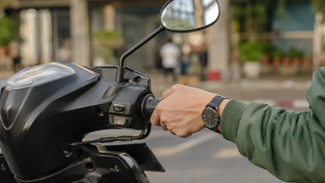 Tangan di setang motor saat berkendara dan risiko kesemutan